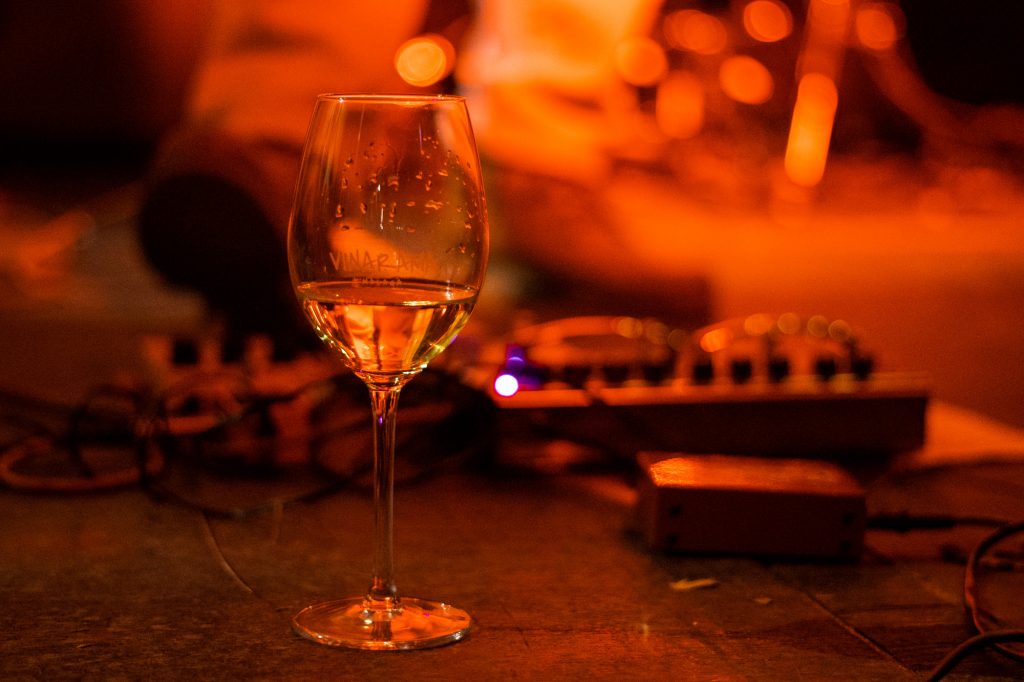 El Colectivo DuroVino presenta esta experiencia en la que exploran la relación de vino y música a través de los sonidos callejeros, psicodélicos y melosos que protagonizan sus sesiones.
